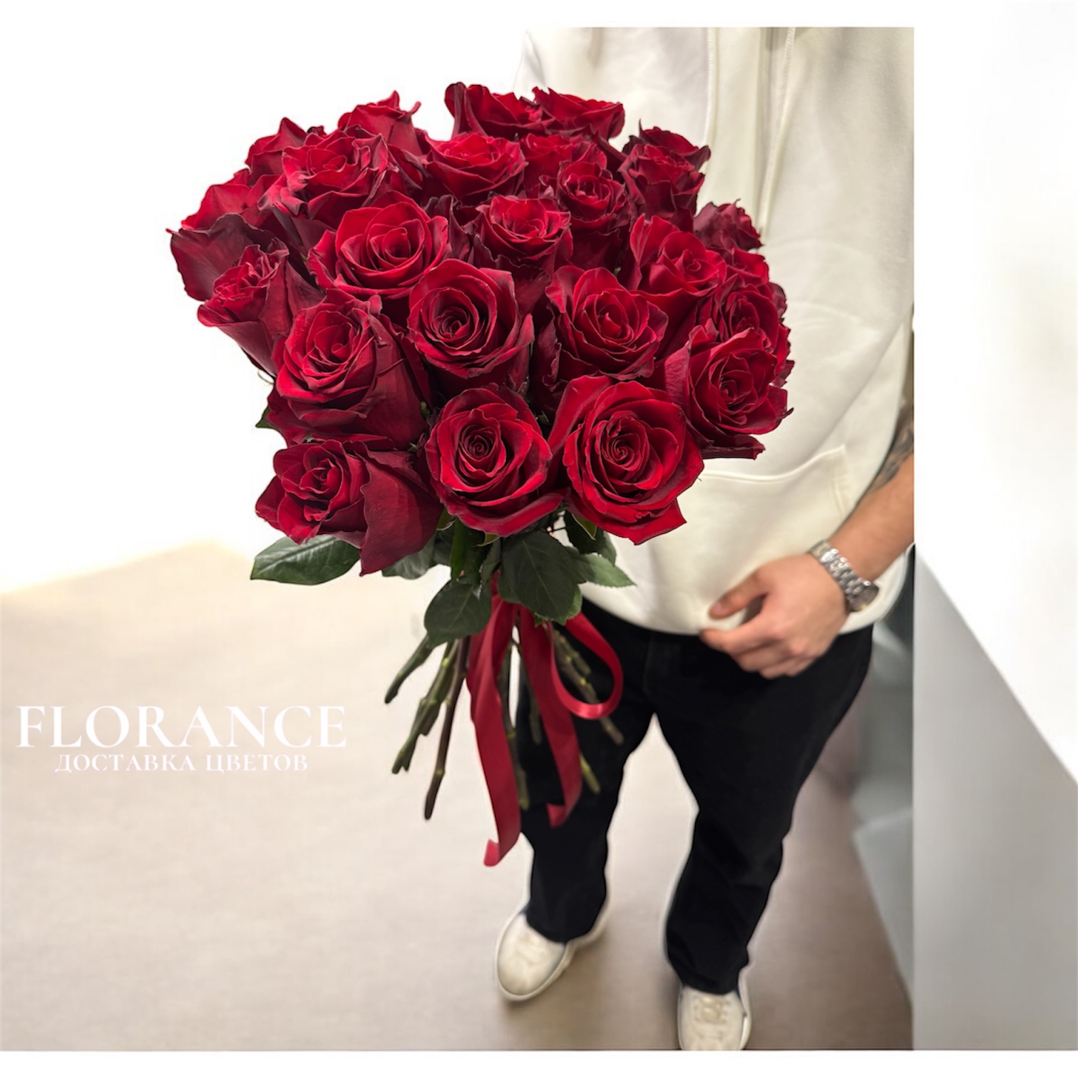Букет из 25 красных роз миниатюра 3