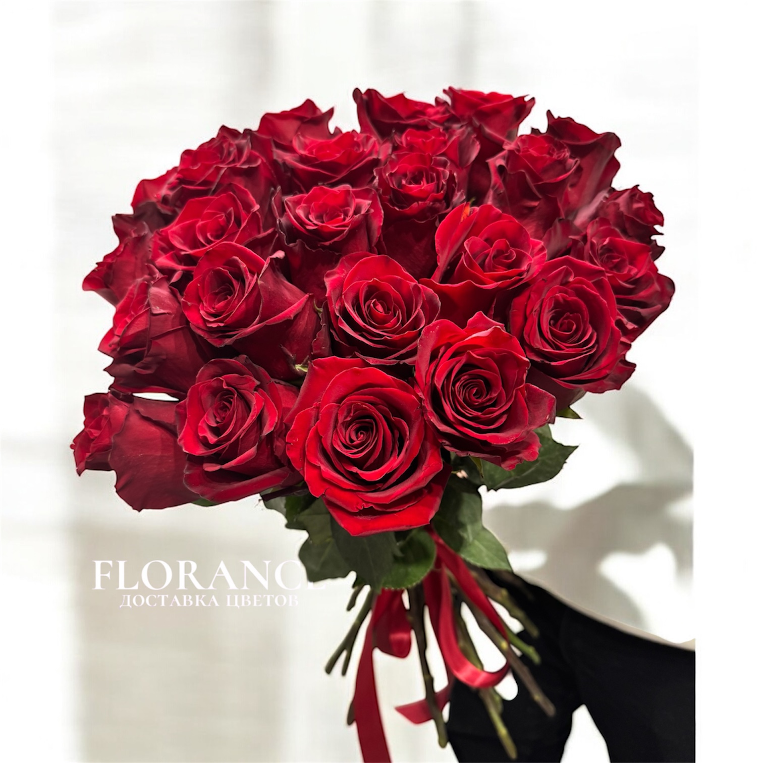 Букет из 25 красных роз миниатюра 2
