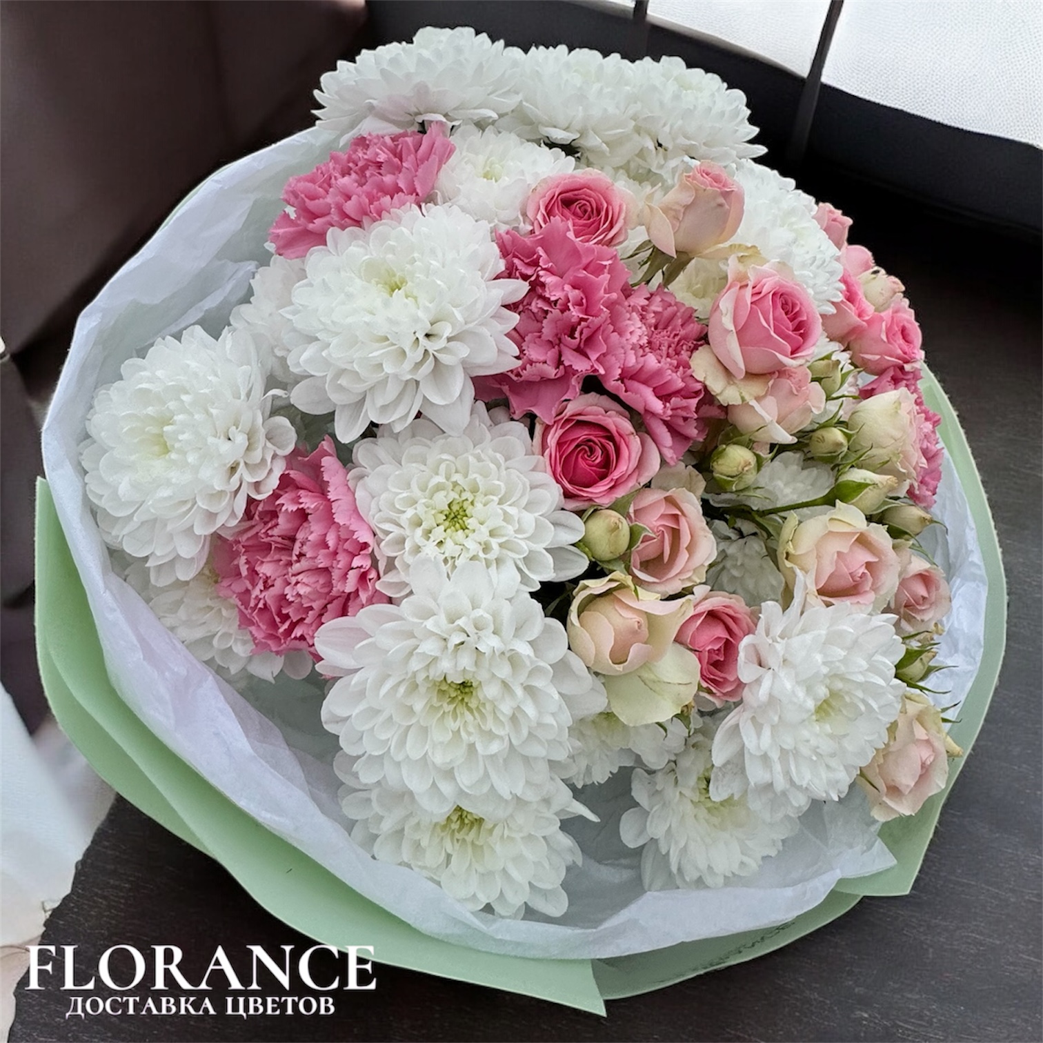 Букет хризантем и кустовых роз миниатюра 1