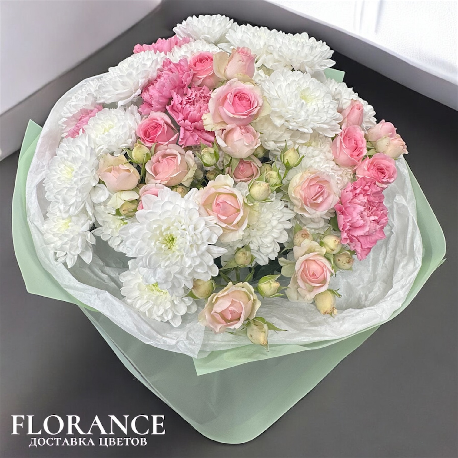 Букет хризантем и кустовых роз миниатюра 3